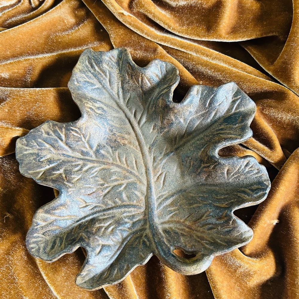 Leaf-Shaped Decorative Dish Made of metal/cast iron